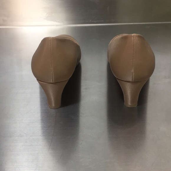 New WB Woman’s Journee Collection Heels - Picture 4 of 6